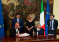 Arturo Zanni, presidente e ad di Sanofi, firma l'accordo di programma per lo stabilimento di Scoppit