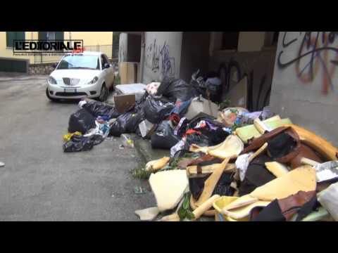 Discarica-mercatino su Via Roma